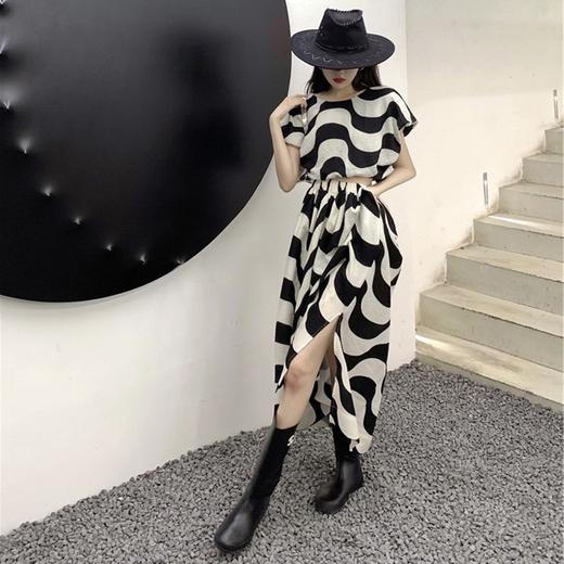 （清仓现货）【社群供G】时尚设计感撞色波浪纹高级感上衣+高腰开叉半身裙两件套 商品图1