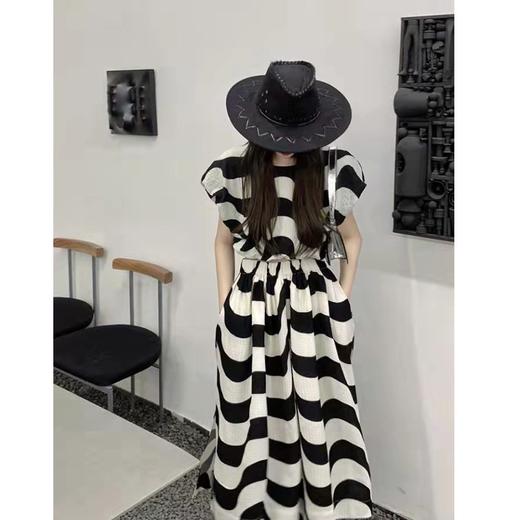 （清仓现货）【社群供G】时尚设计感撞色波浪纹高级感上衣+高腰开叉半身裙两件套 商品图4