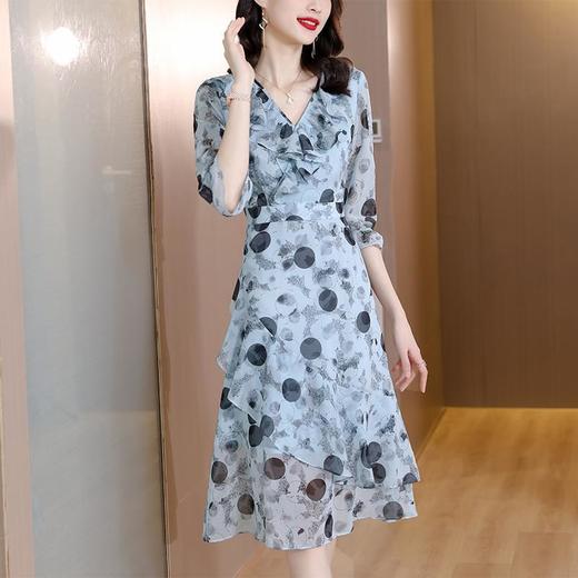 AHM87581 碎花连衣裙女2022夏季新品时尚V领拼接蓝色波点收腰显瘦荷叶边潮 商品图0