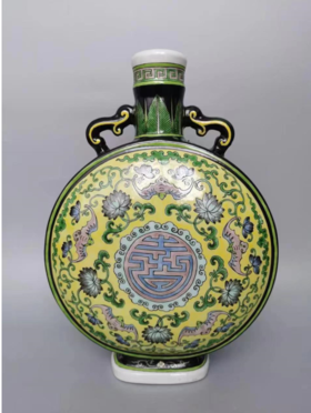 黄地素三彩吉祥图案抱月瓶