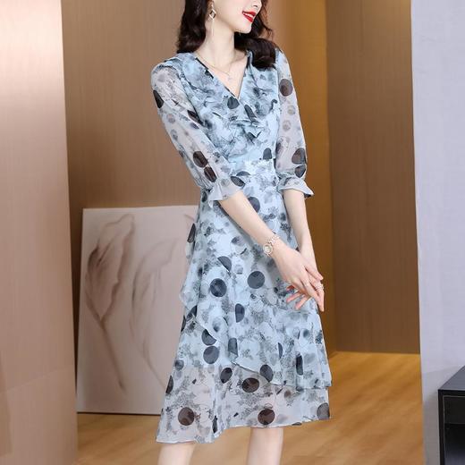 AHM87581 碎花连衣裙女2022夏季新品时尚V领拼接蓝色波点收腰显瘦荷叶边潮 商品图3