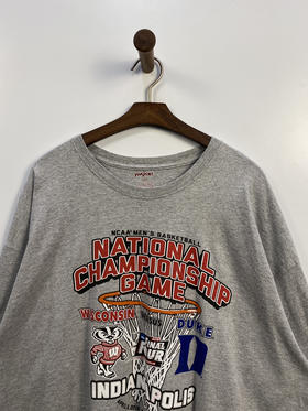 JANSPORT NCAA 美国大学体育协会 
四强赛 威斯康星 vs. 杜克大学 短袖T恤 _PST(3XL)