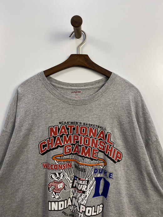 JANSPORT NCAA 美国大学体育协会 
四强赛 威斯康星 vs. 杜克大学 短袖T恤 _PST(3XL) 商品图0
