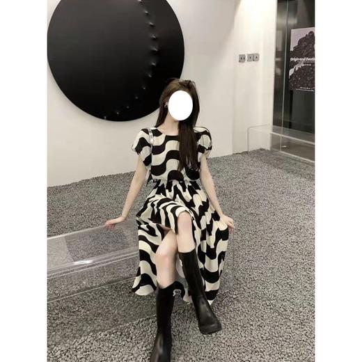 （清仓现货）【社群供G】时尚设计感撞色波浪纹高级感上衣+高腰开叉半身裙两件套 商品图3