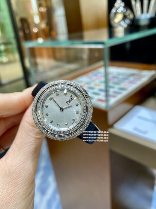 隆重推出中国红与海军蓝高端美价 伯爵-PIAGET时尚石英女款，来自Possession系列时来运转，诚意推荐，魅力十足的臻品采用瑞士石英机芯，水晶玻璃镜面，表圈可360度旋转， 商品图4