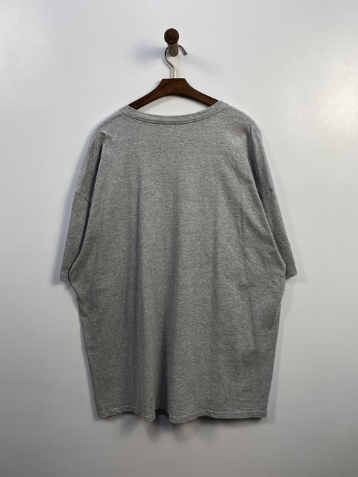 JANSPORT NCAA 美国大学体育协会 
四强赛 威斯康星 vs. 杜克大学 短袖T恤 _PST(3XL) 商品图2