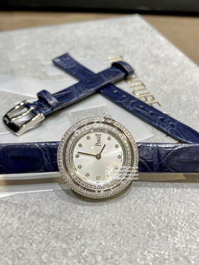 隆重推出中国红与海军蓝高端美价 伯爵-PIAGET时尚石英女款，来自Possession系列时来运转，诚意推荐，魅力十足的臻品采用瑞士石英机芯，水晶玻璃镜面，表圈可360度旋转，