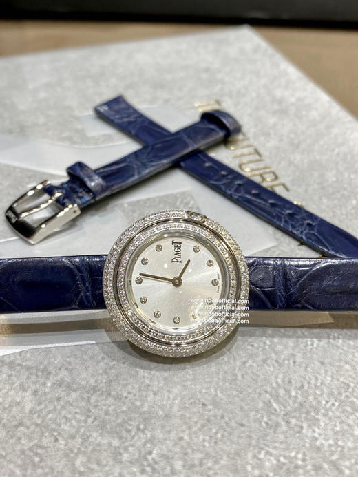 隆重推出中国红与海军蓝高端美价 伯爵-PIAGET时尚石英女款，来自Possession系列时来运转，诚意推荐，魅力十足的臻品采用瑞士石英机芯，水晶玻璃镜面，表圈可360度旋转， 商品图0