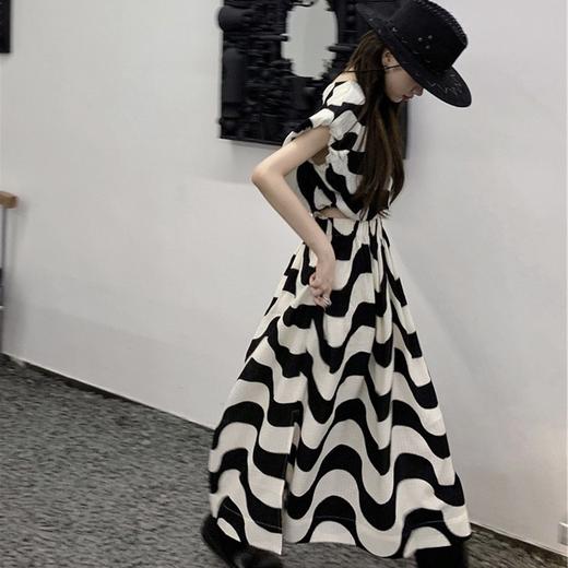 （清仓现货）【社群供G】时尚设计感撞色波浪纹高级感上衣+高腰开叉半身裙两件套 商品图2