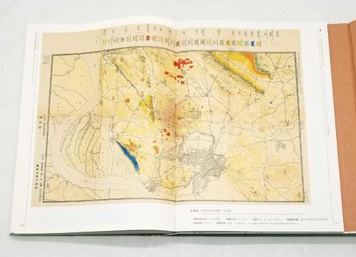 《南京古旧地图集》，8开精装，一函两册，胡阿祥等编，凤凰出版社2018年版，定价1980，售价935元。

六朝古都南京为叠压型的都城，后来再建都城时都没有另辟空地。使得今天的南京城考古地层的分辨颇具 商品图12