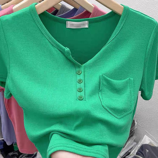 【夏日显瘦小心机】复古BM风纽扣T恤 修身显瘦v领漏锁骨性感 心机开叉 显腰显腿长 商品图3