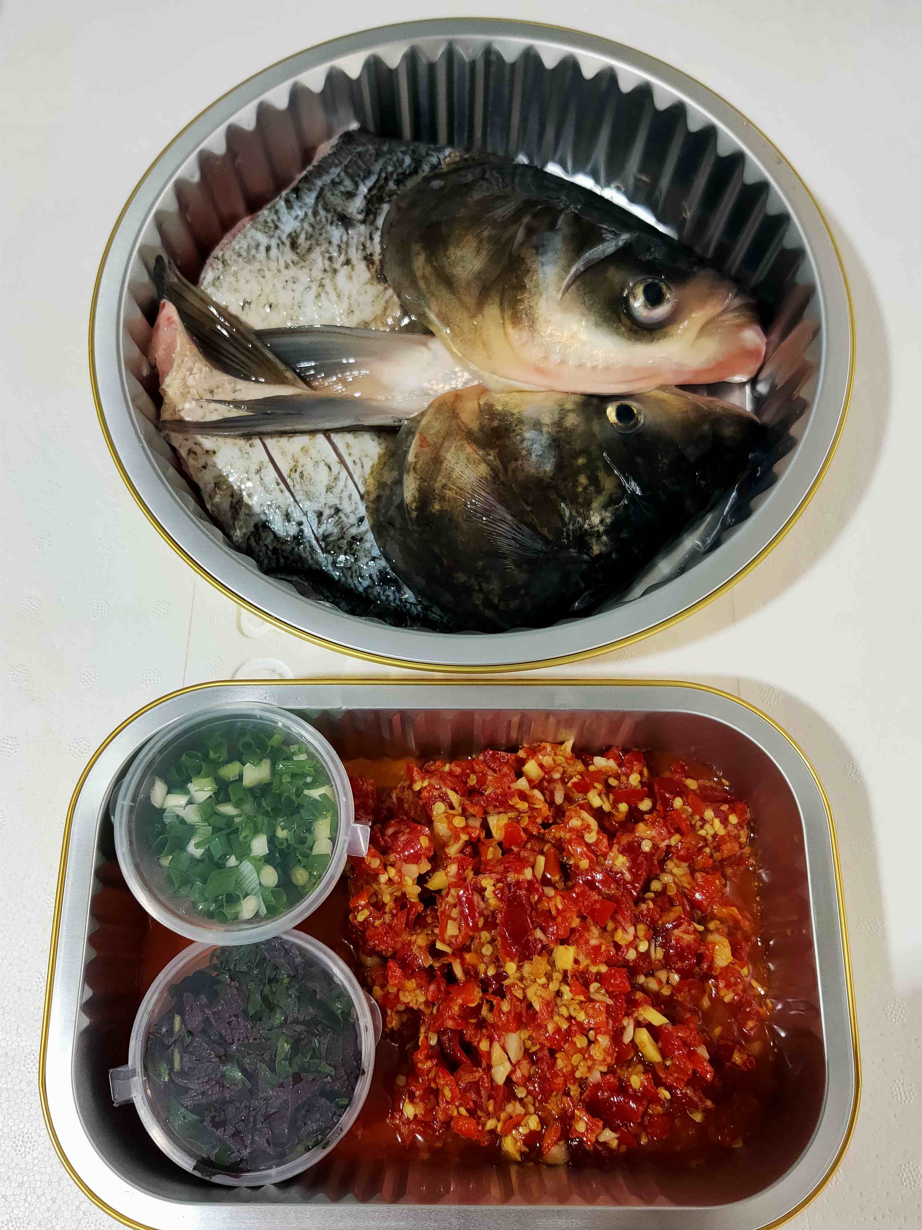 剁椒鱼头，1个，配料配好