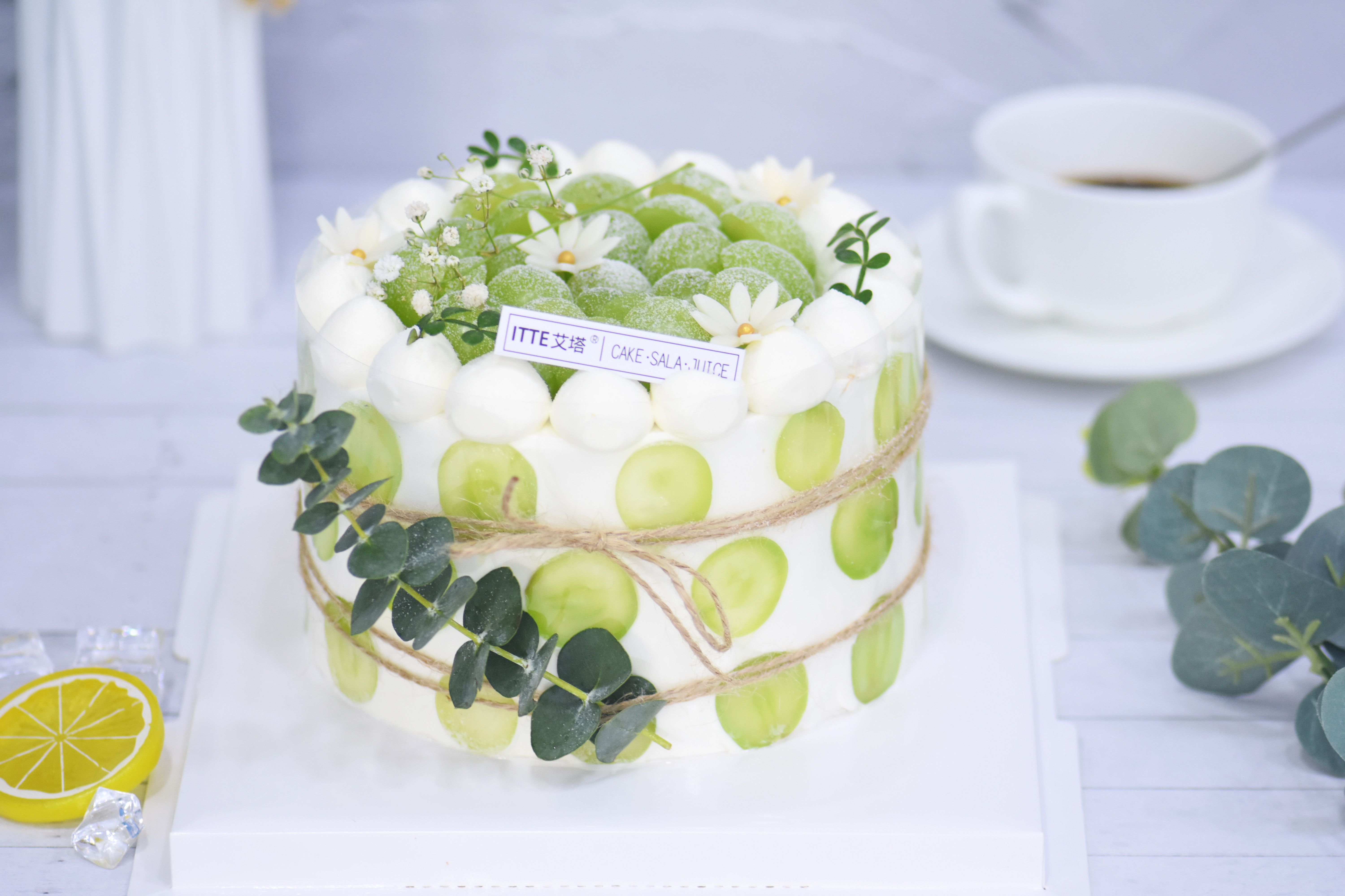 【阳光青提蛋糕】   纯动物奶油，阳光青提、戚风蛋糕胚；果肉鲜明、清新爽口、每一口都是爆汁，快来品尝吧~