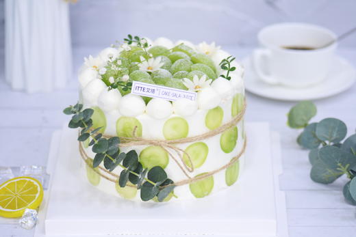 【阳光青提蛋糕】   纯动物奶油，阳光青提、戚风蛋糕胚；果肉鲜明、清新爽口、每一口都是爆汁，快来品尝吧~ 商品图0