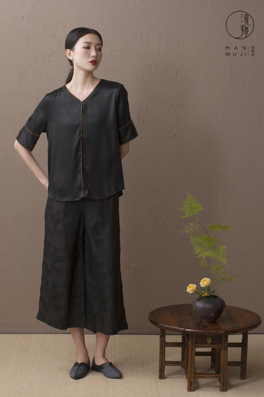 XYS-002弹力缎香云纱V领滚边套头上衣 商品图5