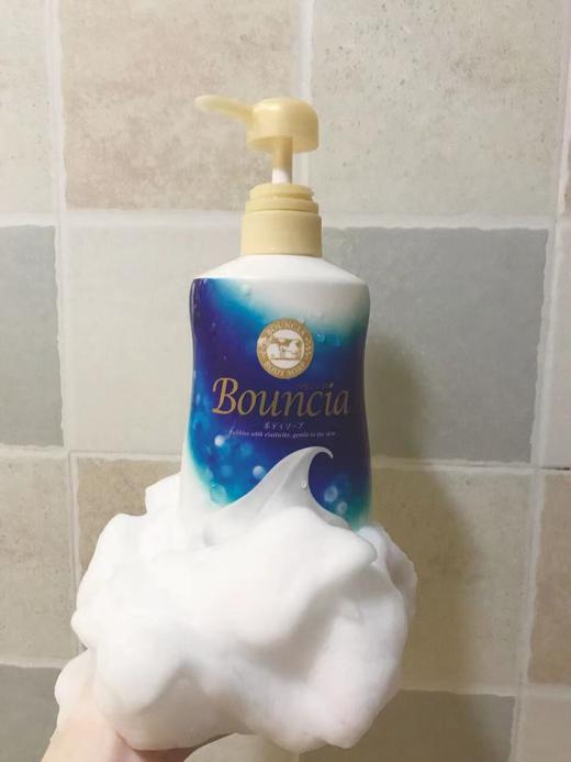 泡泡绵密 易冲洗 不假滑 | 日本本土版cow牛乳石碱bouncia浓密泡沫高保湿牛奶沐浴露480ml 商品图1