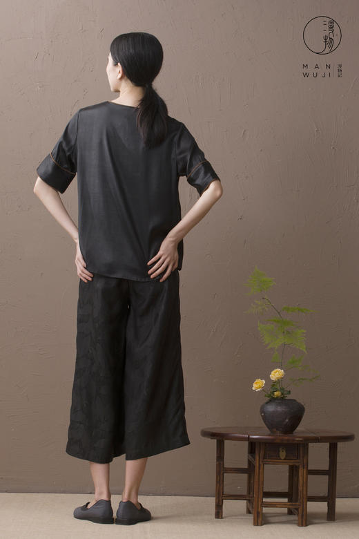 XYS-002弹力缎香云纱V领滚边套头上衣 商品图0