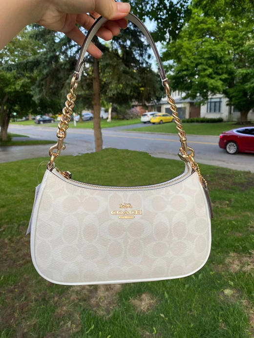 Coach蔻驰新款冰川白腋下包Teri  真的绝! ! 这也太适合夏天了叭! ! 不挑高矮胖瘦，配得上所有美女子~ 商品图0