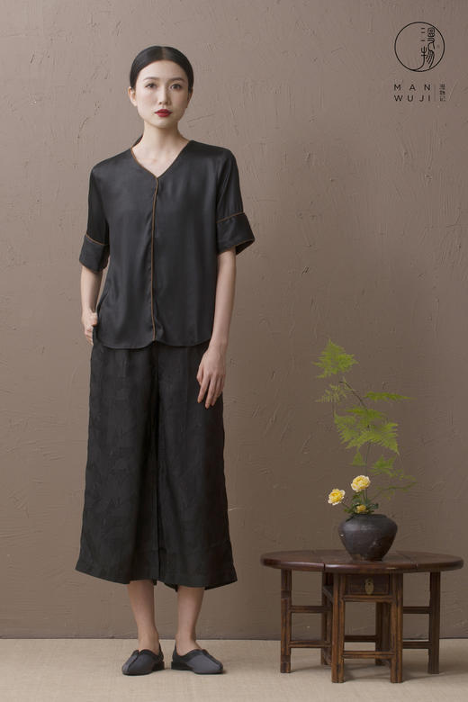 XYS-002弹力缎香云纱V领滚边套头上衣 商品图1