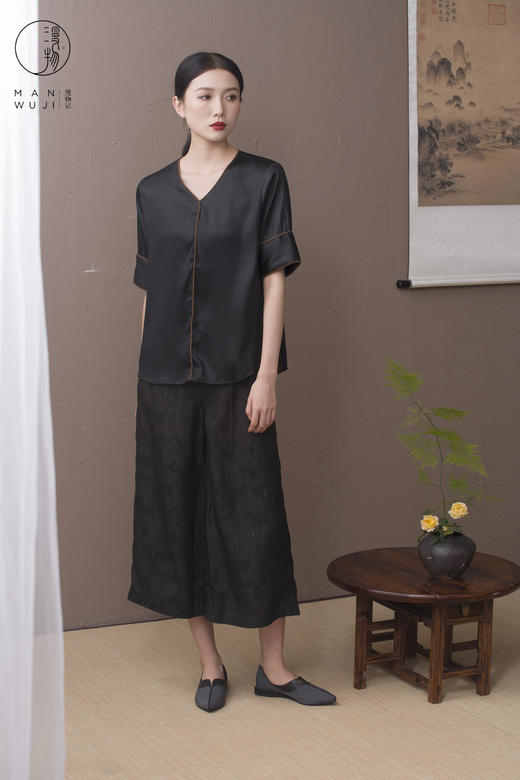 XYS-002弹力缎香云纱V领滚边套头上衣 商品图6