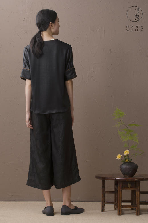 XYS-002弹力缎香云纱V领滚边套头上衣 商品图2