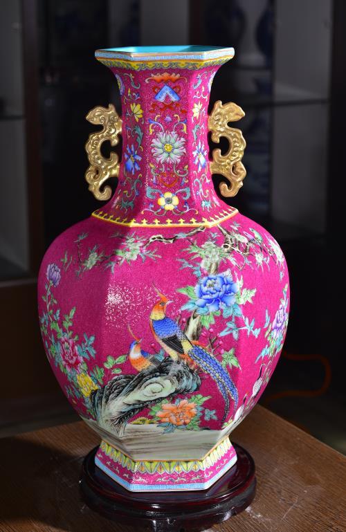 胭脂红扒花锦堂富贵双耳瓶 商品图0