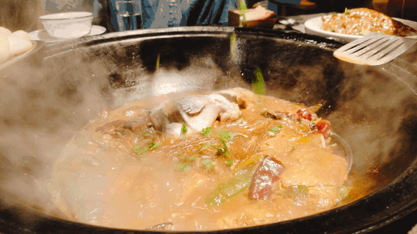  这锅绝了！没放一滴油，喷香诱人还不黏！轻巧又好看，锅气十足~ 