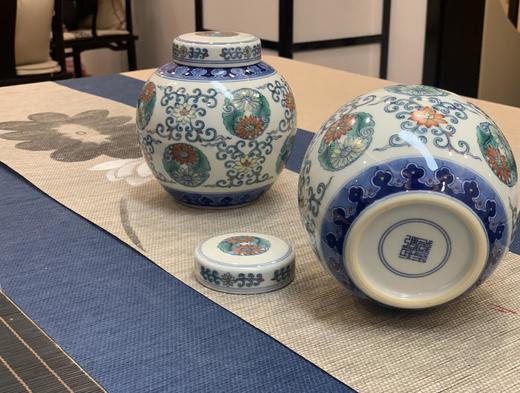 斗彩团花卷草莲纹盖罐 商品图0