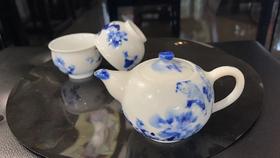 青花牡丹童子壶