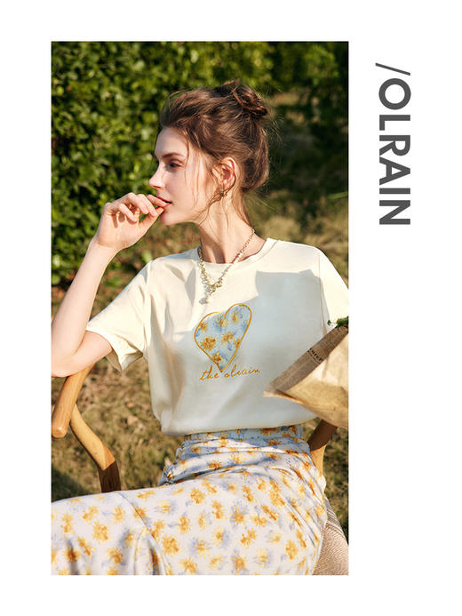 欧芮儿OLrain法式白色短袖t恤女夏季2022新款爱心刺绣缎面上衣 商品图3