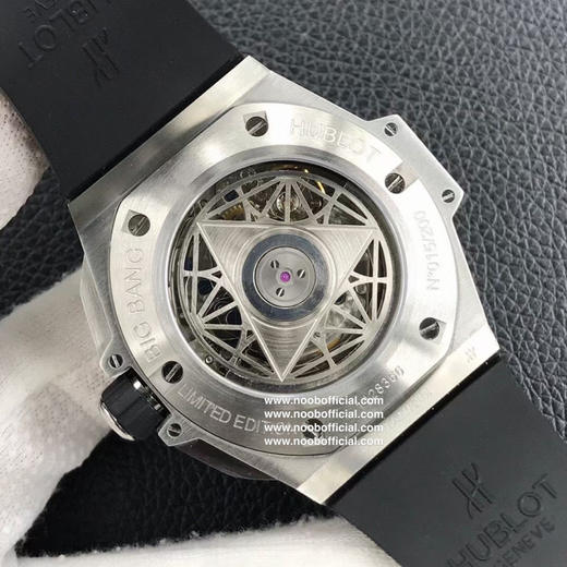 恒.宝Hublot 宇舶 全新Big Bang Sang Bleu II 刺青腕表！
1️⃣直径45毫米！图形元素贯穿表壳，通过切割和雕刻融入到六边形表圈之中。6颗H型钛金螺钉牢固定表圈。表耳处带 商品图6