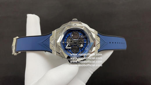 恒.宝Hublot 宇舶 全新Big Bang Sang Bleu II 刺青腕表！
1️⃣直径45毫米！图形元素贯穿表壳，通过切割和雕刻融入到六边形表圈之中。6颗H型钛金螺钉牢固定表圈。表耳处带 商品图9