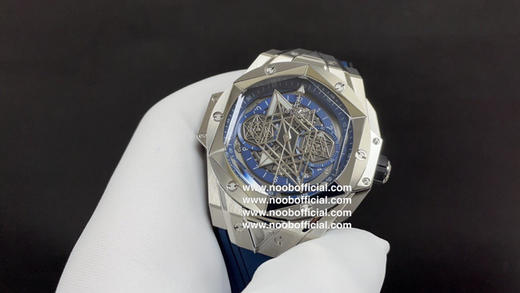 恒.宝Hublot 宇舶 全新Big Bang Sang Bleu II 刺青腕表！
1️⃣直径45毫米！图形元素贯穿表壳，通过切割和雕刻融入到六边形表圈之中。6颗H型钛金螺钉牢固定表圈。表耳处带 商品图11