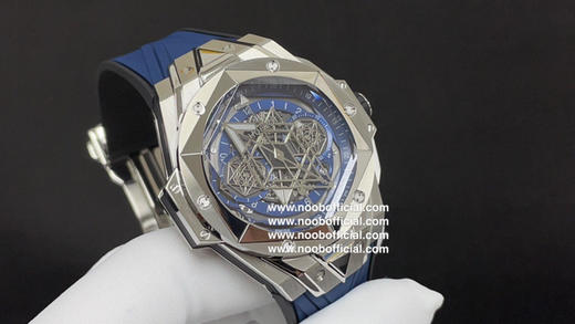 恒.宝Hublot 宇舶 全新Big Bang Sang Bleu II 刺青腕表！
1️⃣直径45毫米！图形元素贯穿表壳，通过切割和雕刻融入到六边形表圈之中。6颗H型钛金螺钉牢固定表圈。表耳处带 商品图10