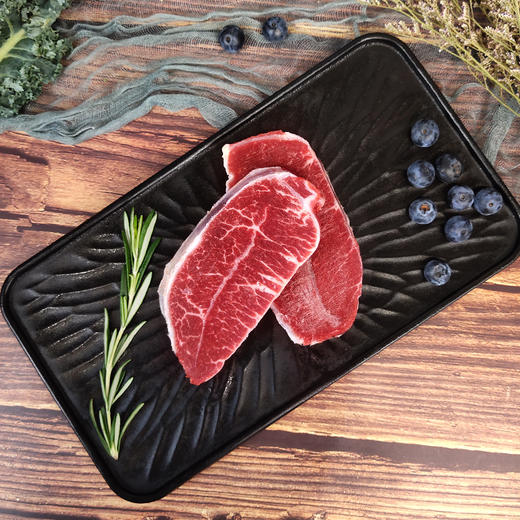 【新年礼盒套餐三： 新春尊享丰年礼盒】 2.5斤装——谷饲安格斯板腱牛排 3片+阿根廷谷饲西冷牛排 2片+澳洲谷饲眼肉牛排 2片+美国牛小排1片 送海盐黑胡椒1瓶+新年贺卡 商品图1