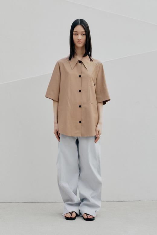 LOW CLASSIC  浅棕色尖领单口袋中袖口袋衬衫 商品图0