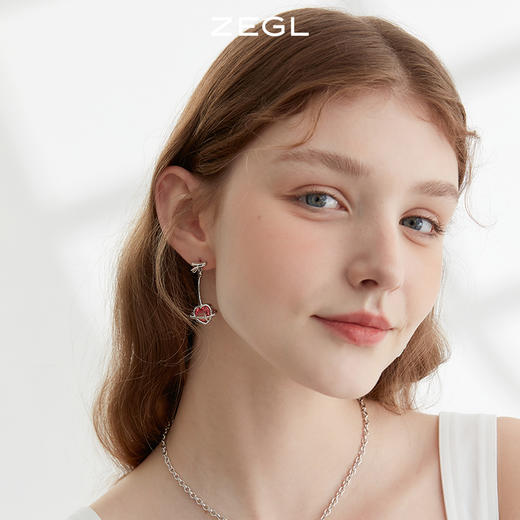 ZEGL设计师樱桃系列粉红色爱心耳环女夏季耳钉925银针不对称耳饰 商品图4