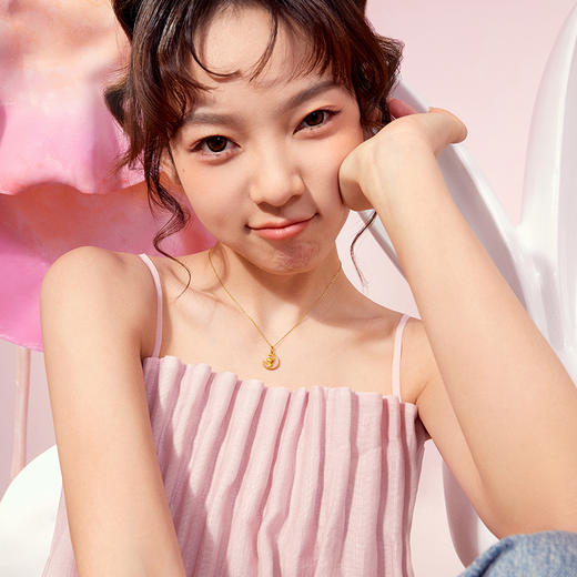 周六福珠宝月神兔黄金吊坠女款定价3D硬金玄月萌兔挂坠珐琅足金 商品图4