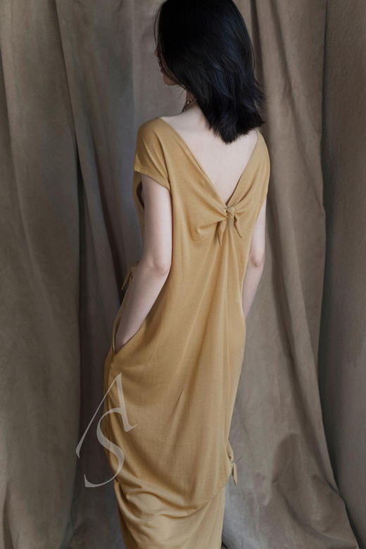 Mark Kenly Domino Tan  芥末黄/白色LEONE系结V领无袖连衣裙 商品图2