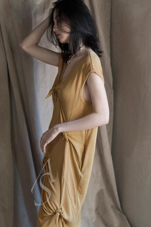 Mark Kenly Domino Tan  芥末黄/白色LEONE系结V领无袖连衣裙 商品图0