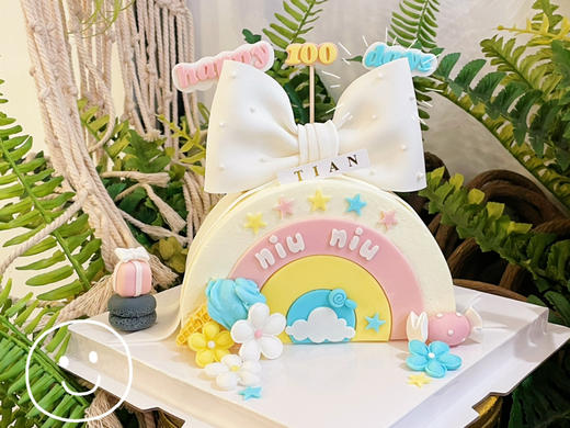 半翻糖主题彩虹蛋糕，全部可食用手工装饰，请提前48小时预定，可供3-5人分享 商品图0