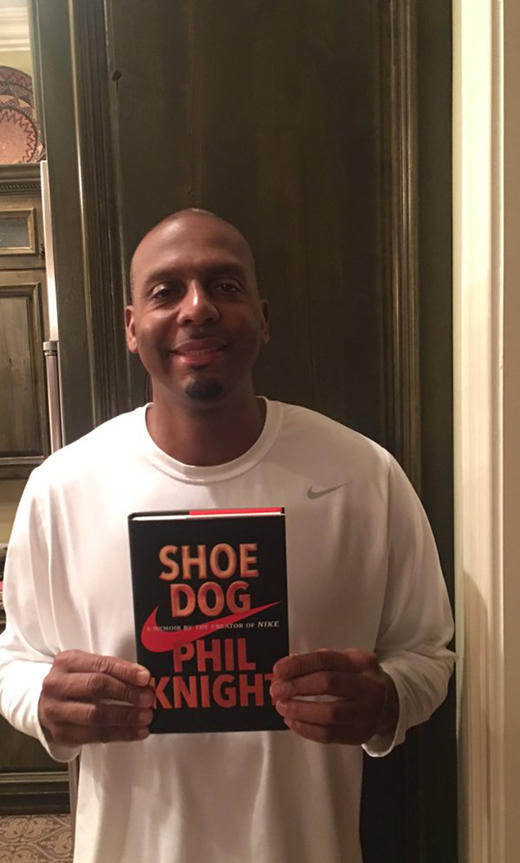 (仓发) 【自营】鞋狗 耐克创始人菲尔·奈特亲笔自传 比尔盖茨年度推荐图书 还原耐克“从0到1”的创业史话 湛庐图书/北京联合出版公司/[美]菲尔·奈特/9787550284463 商品图5