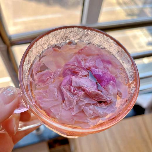 热卖【墨红玫瑰花茶】精选法国进口品种，种植于云南，无污染，气味芬芳，只采摘每天清晨的墨红玫瑰，水分饱满、营养完整，鲜花从离开花枝到入库不超过3小时，全面保留营养成分。 商品图2