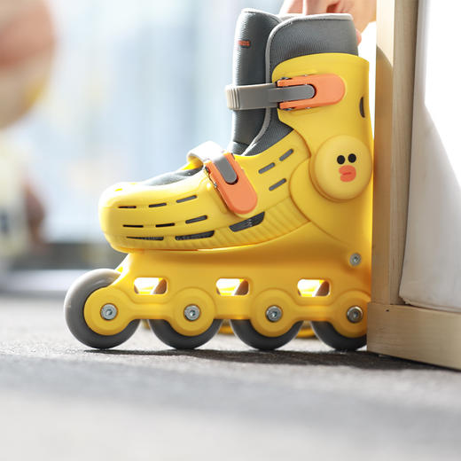 测评推荐-儿童轮滑鞋 单排溜冰鞋 ，牢固安全  、耐磨损 ；耐用制动器，可双脚刹车； 鞋壳软硬胶结合，最大限度保护脚丫 商品图5