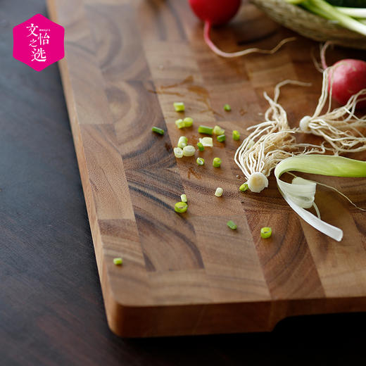 【文怡之选】泰国 Lcliving 相思木菜板系列 棋盘格 提手菜板 木质细腻 打磨平滑 高颜值切菜板 家用实木砧板 商品图4