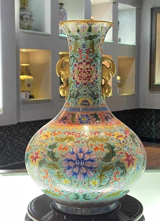 粉彩绿地缠枝莲花卉描金双耳瓶 商品图0