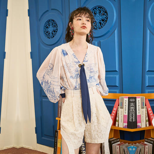 两三事航海自由 夏季新款个性印花撞色绑带衬衫女短款上衣 商品图2