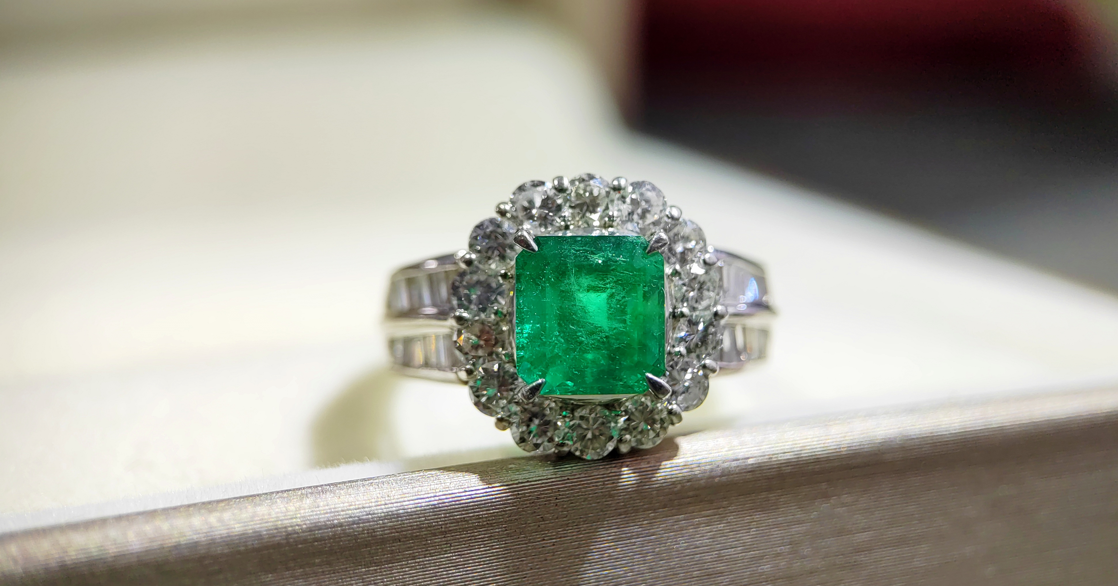 2.01克拉豪镶vividgreen极微油祖母绿戒指