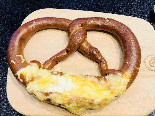 480ch 芝士碱水面包圈Cheese Laugen Brezel 1pcs 商品图1