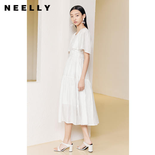 NEELLY纳俪商场同款气质白色连衣裙女松紧褶皱设计显瘦收腰A字裙 商品图1